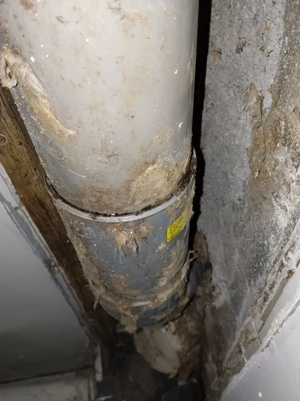 Détection de fuite encastrée par test de colorants dans un appartement à Saint-Paul